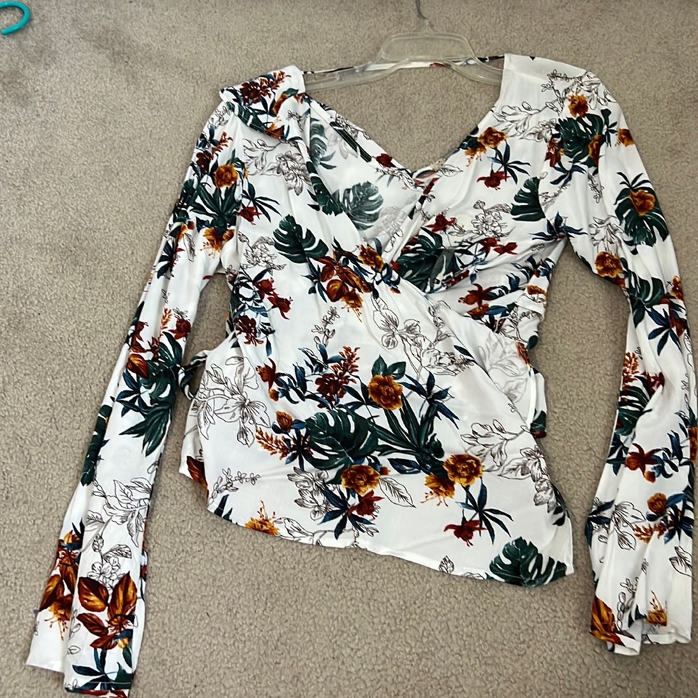 New with tags the buckle gimmick size small floral wrap long sleeve top
